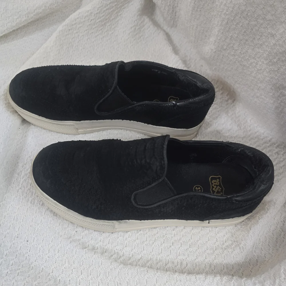 Ash Black Textured Loafers